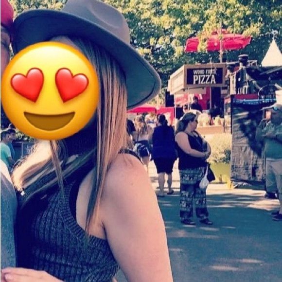 Grey hat with removable tassel - Picture 4 of 4